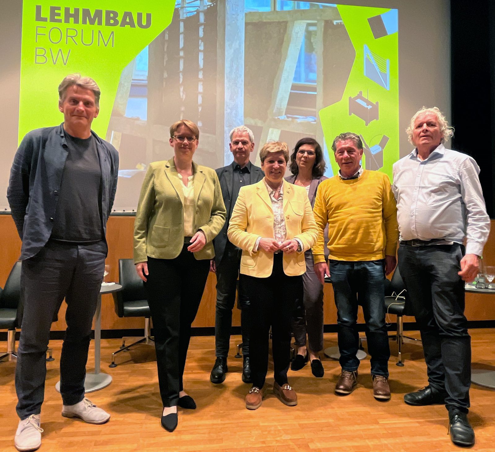 Gruppenfoto beim Lehmbauforum BW im Haus der Wirtschaft Stuttgart