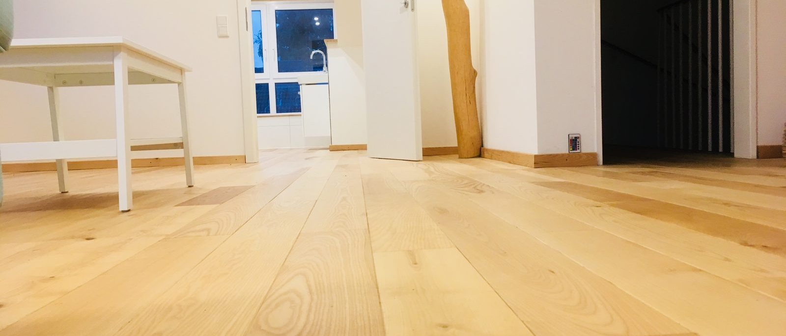 Heller Wohnraum mit breiten, geölten Hartholzdielen