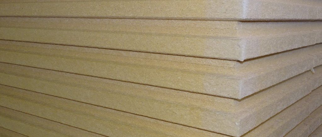 Gestapelte Holzfaser-Putzträgerplatten mit sichtbarer Kantenstruktur